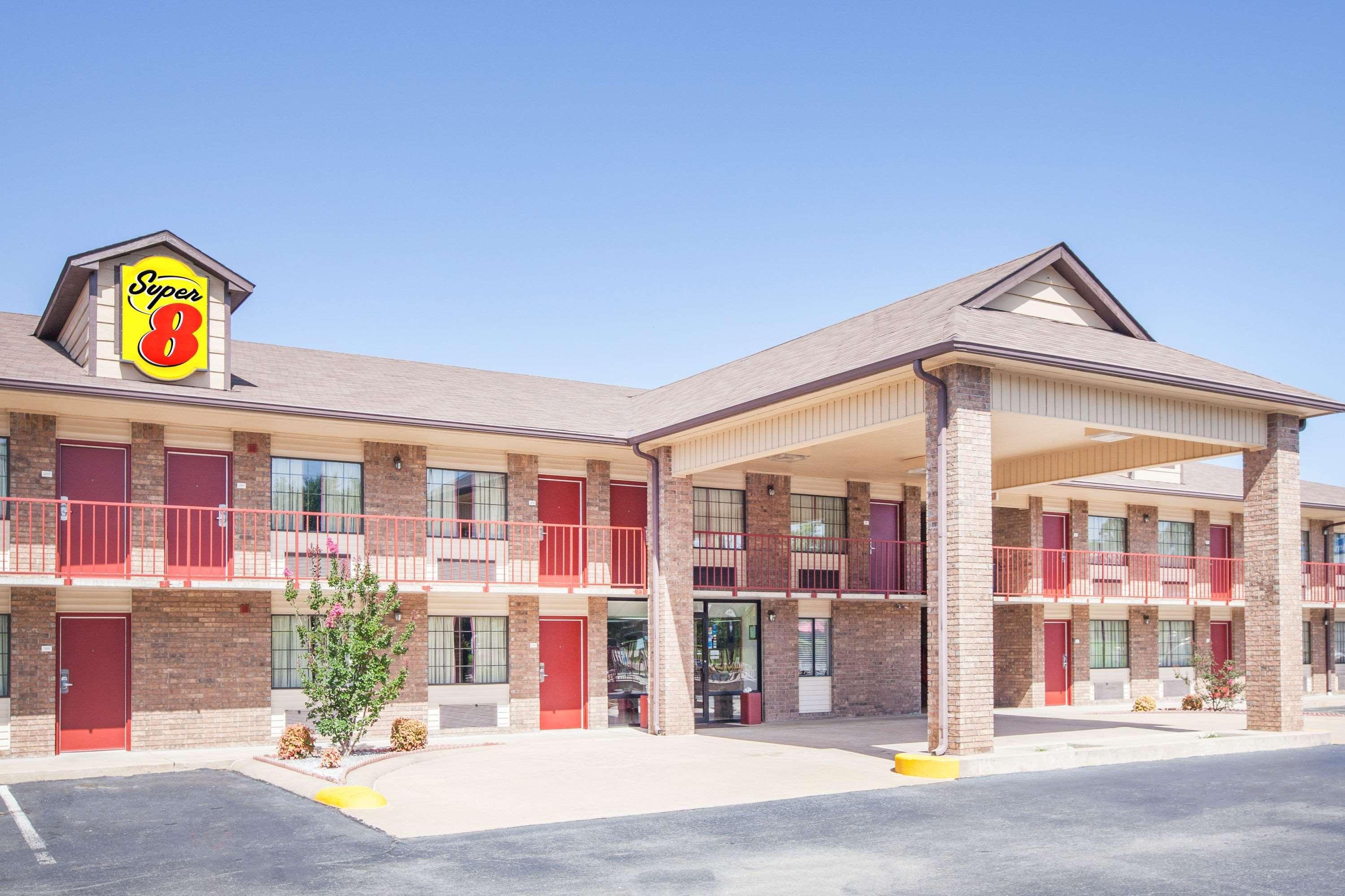 Super 8 By Wyndham Clinton Hotel Exterior foto