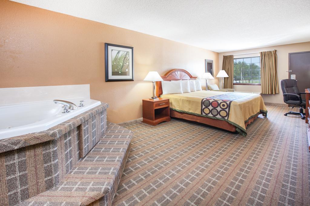 Super 8 By Wyndham Clinton Hotel Exterior foto